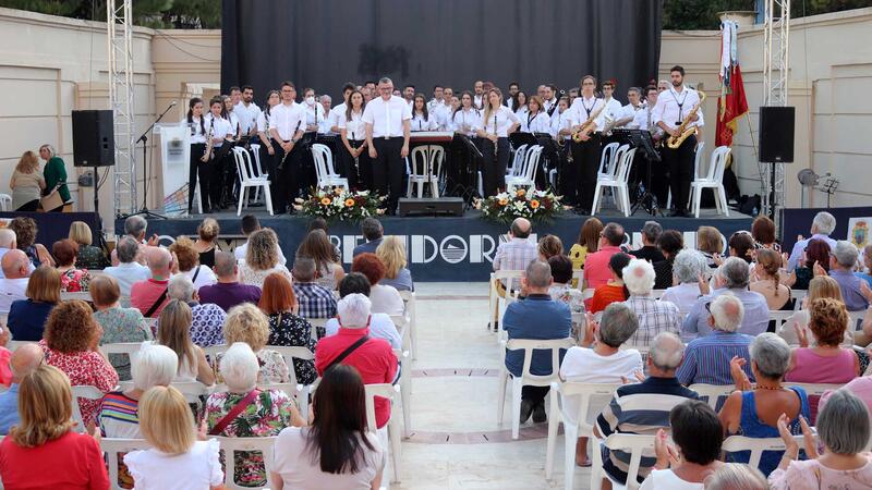 La banda sinfónica de la Unión Musical de Benidorm homenajea a su ex presidente Jaime Jesús Pérez Linares