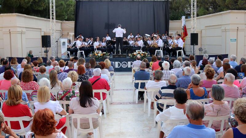 La banda sinfónica de la Unión Musical de Benidorm homenajea a su ex presidente Jaime Jesús Pérez Linares