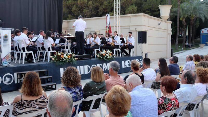 La banda sinfónica de la Unión Musical de Benidorm homenajea a su ex presidente Jaime Jesús Pérez Linares