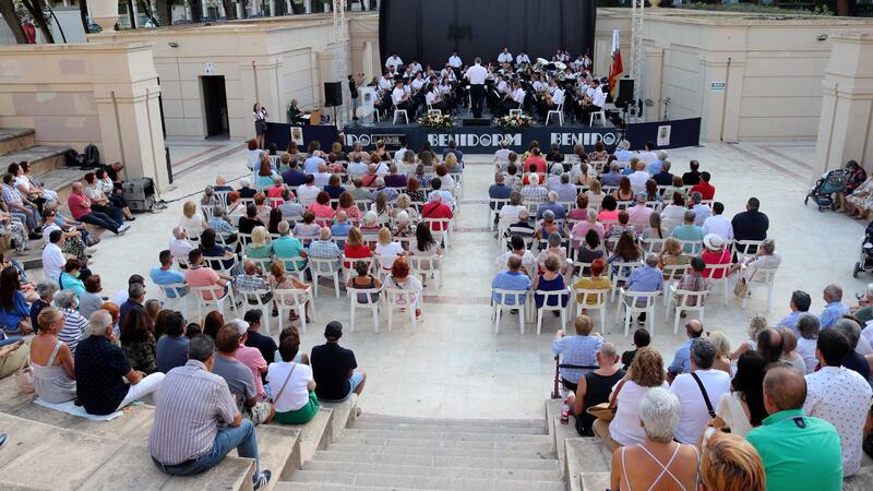 La banda sinfónica de la Unión Musical de Benidorm homenajea a su ex presidente Jaime Jesús Pérez Linares