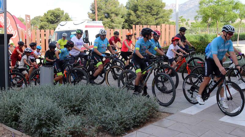 Más de medio millar de personas celebran en Benidorm el ‘Día de la Bicicleta para todos’
