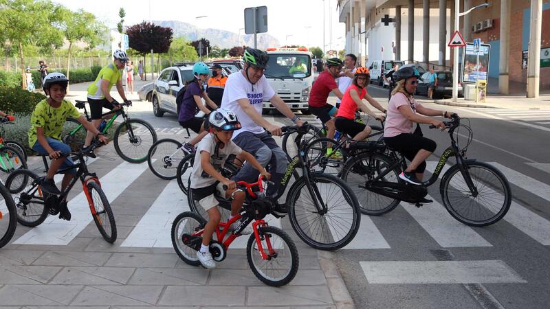 Más de medio millar de personas celebran en Benidorm el ‘Día de la Bicicleta para todos’