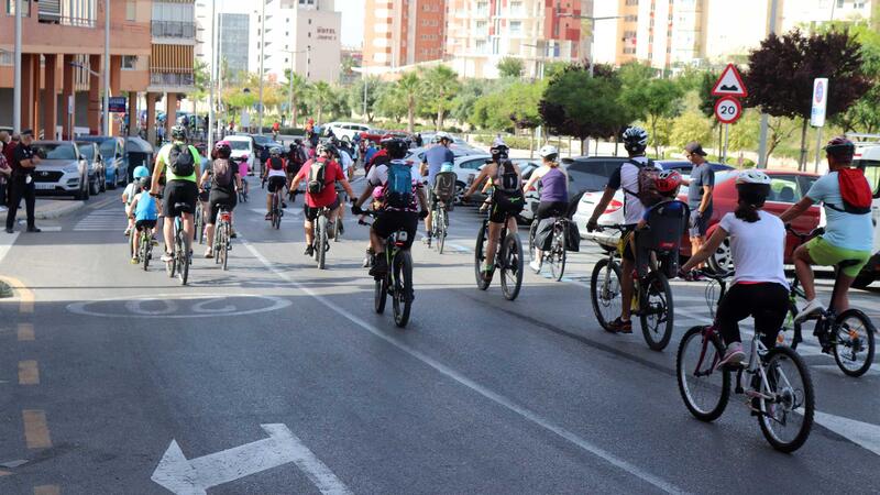 Más de medio millar de personas celebran en Benidorm el ‘Día de la Bicicleta para todos’