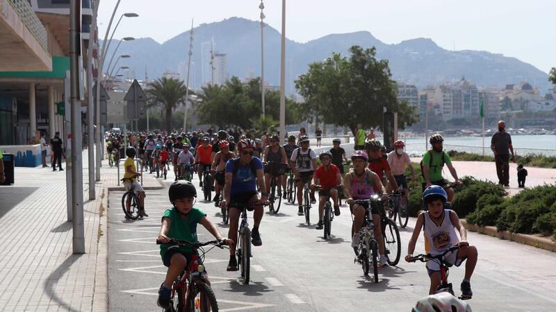 Más de medio millar de personas celebran en Benidorm el ‘Día de la Bicicleta para todos’