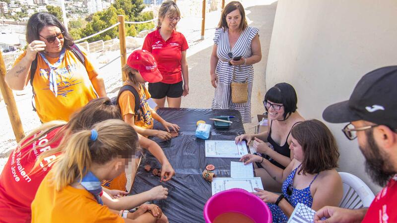 Taller de ceràmica romana per a xiquets en el 