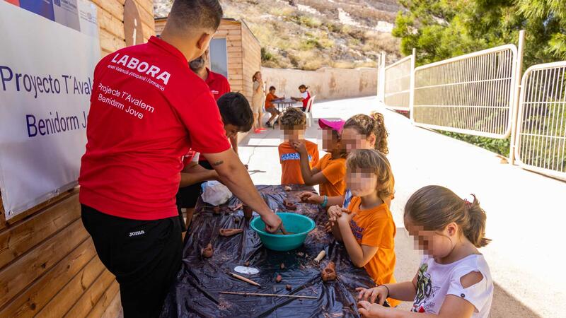 Taller de ceràmica romana per a xiquets en el 