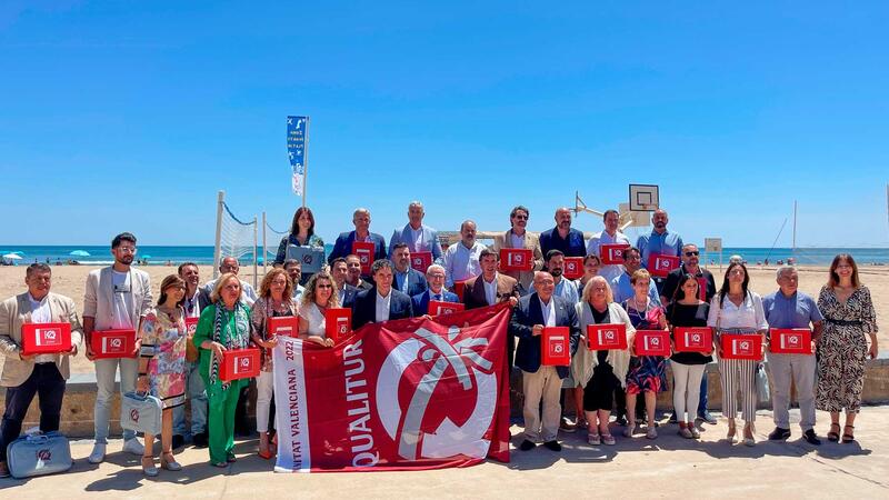 The beaches and coves of Benidorm revalidate the Qualitur flag