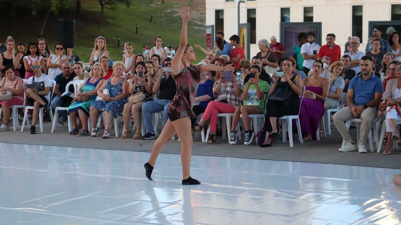 Las academias de danza locales y el Conservatorio ofrecieron ayer una exhibición como preludio al Festival Les Ones
