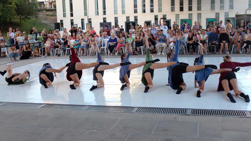 Las academias de danza locales y el Conservatorio ofrecieron ayer una exhibición como preludio al Festival Les Ones