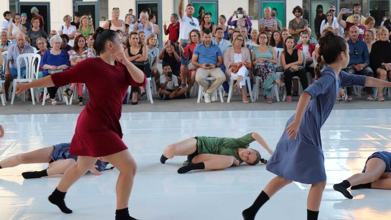 Las academias de danza locales y el Conservatorio ofrecieron ayer una exhibición como preludio al Festival Les Ones
