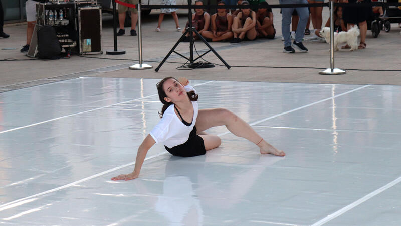 Las academias de danza locales y el Conservatorio ofrecieron ayer una exhibición como preludio al Festival Les Ones