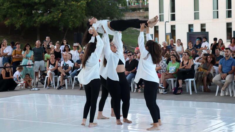 Las academias de danza locales y el Conservatorio ofrecieron ayer una exhibición como preludio al Festival Les Ones