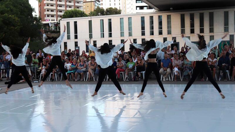 Las academias de danza locales y el Conservatorio ofrecieron ayer una exhibición como preludio al Festival Les Ones