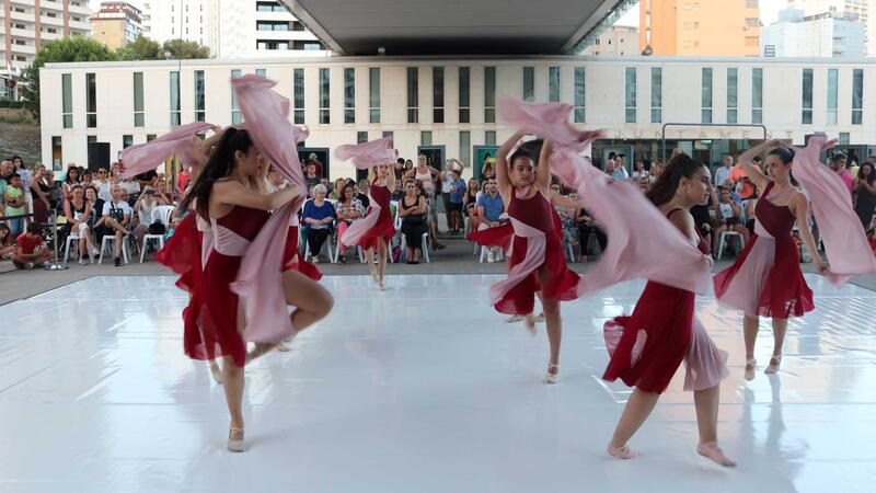 Las academias de danza locales y el Conservatorio ofrecieron ayer una exhibición como preludio al Festival Les Ones