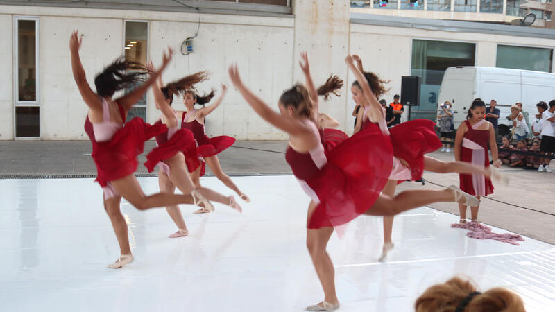 Las academias de danza locales y el Conservatorio ofrecieron ayer una exhibición como preludio al Festival Les Ones