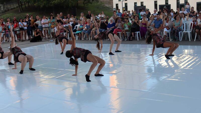 Las academias de danza locales y el Conservatorio ofrecieron ayer una exhibición como preludio al Festival Les Ones