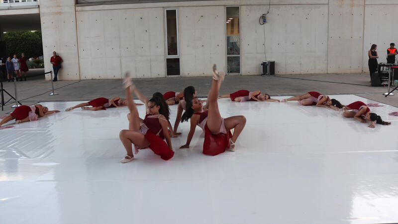 Las academias de danza locales y el Conservatorio ofrecieron ayer una exhibición como preludio al Festival Les Ones