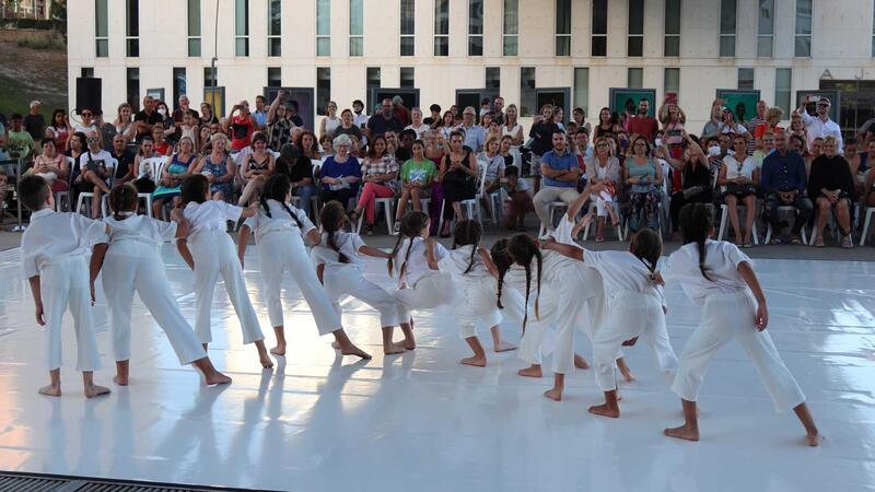 Las academias de danza locales y el Conservatorio ofrecieron ayer una exhibición como preludio al Festival Les Ones