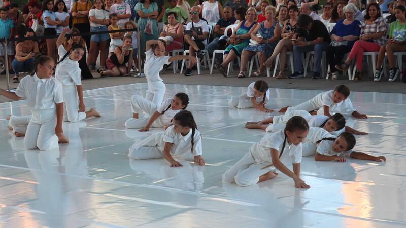 Las academias de danza locales y el Conservatorio ofrecieron ayer una exhibición como preludio al Festival Les Ones
