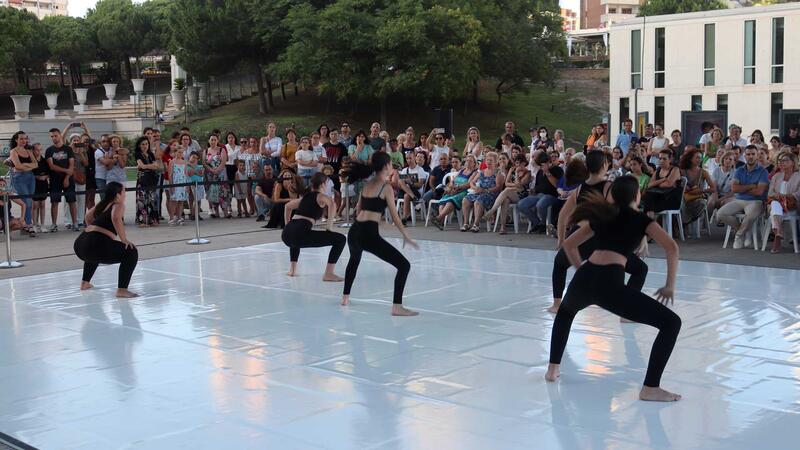 Las academias de danza locales y el Conservatorio ofrecieron ayer una exhibición como preludio al Festival Les Ones