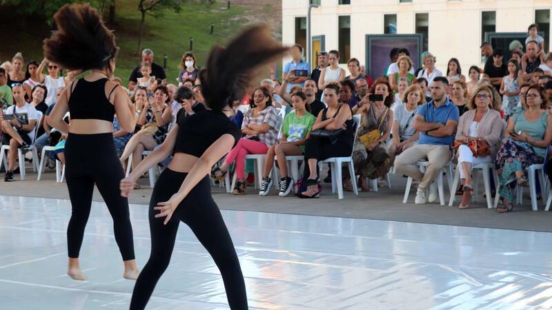 Las academias de danza locales y el Conservatorio ofrecieron ayer una exhibición como preludio al Festival Les Ones