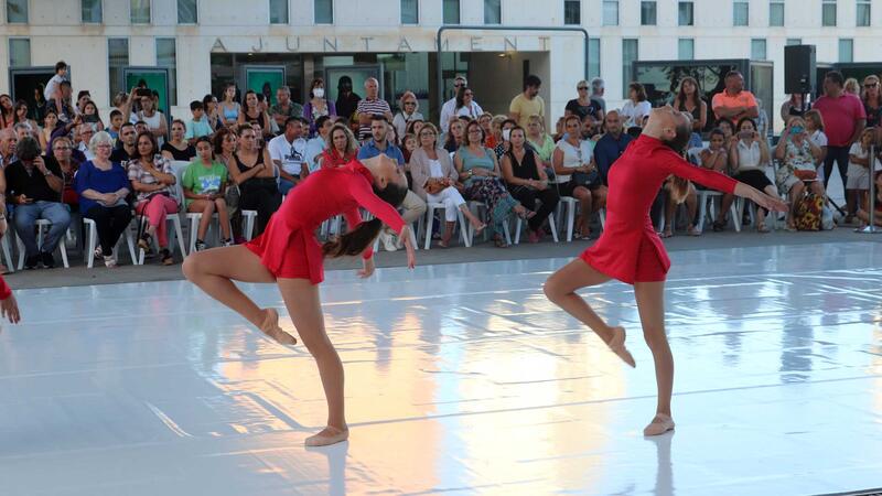 Las academias de danza locales y el Conservatorio ofrecieron ayer una exhibición como preludio al Festival Les Ones