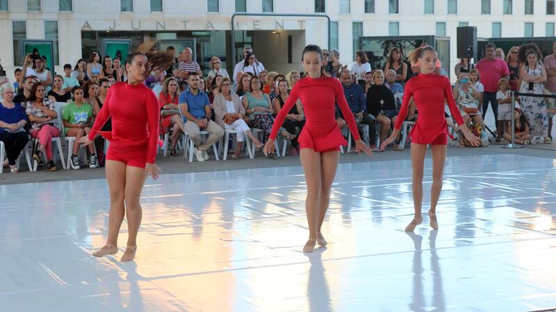Las academias de danza locales y el Conservatorio ofrecieron ayer una exhibición como preludio al Festival Les Ones