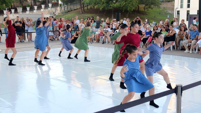Las academias de danza locales y el Conservatorio ofrecieron ayer una exhibición como preludio al Festival Les Ones