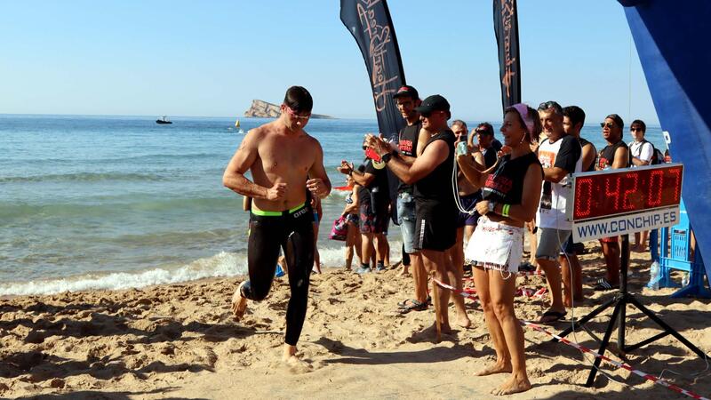 Más de 350 nadadores completan la 4ª Travesía Heartbreak Benidorm