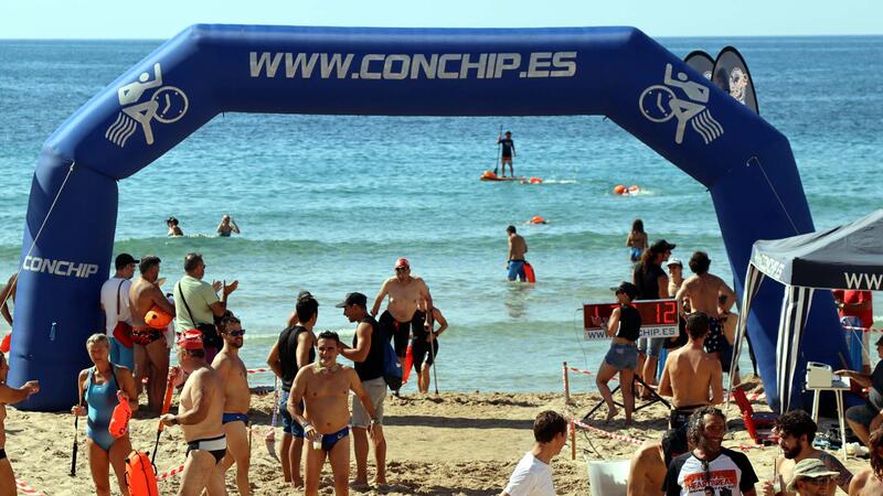 Más de 350 nadadores completan la 4ª Travesía Heartbreak Benidorm