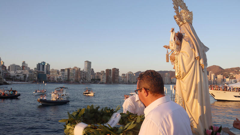 Benidorm despide las fiestas del Carmen con la procesión marinera y el verso a la Virgen