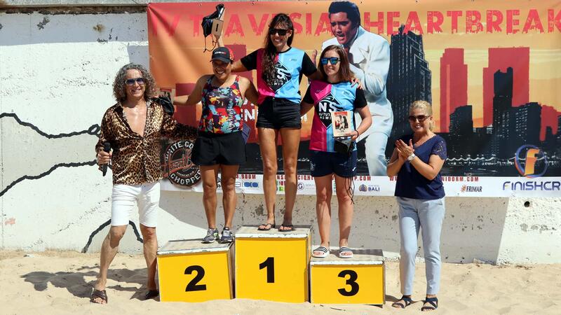 Más de 350 nadadores completan la 4ª Travesía Heartbreak Benidorm