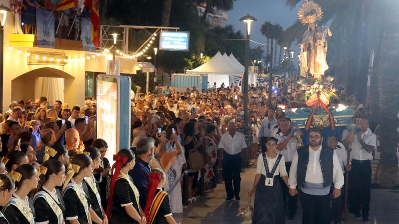 Benidorm despide las fiestas del Carmen con la procesión marinera y el verso a la Virgen
