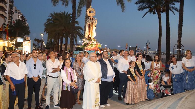 Benidorm despide las fiestas del Carmen con la procesión marinera y el verso a la Virgen
