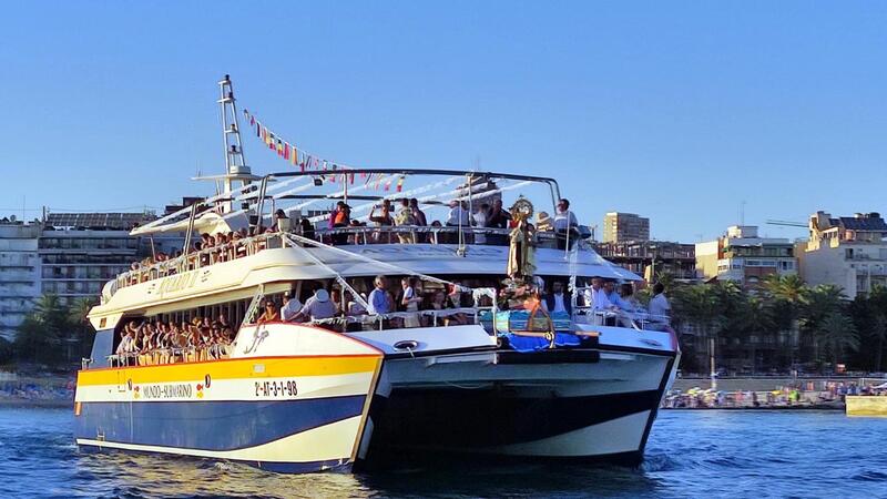 Benidorm despide las fiestas del Carmen con la procesión marinera y el verso a la Virgen