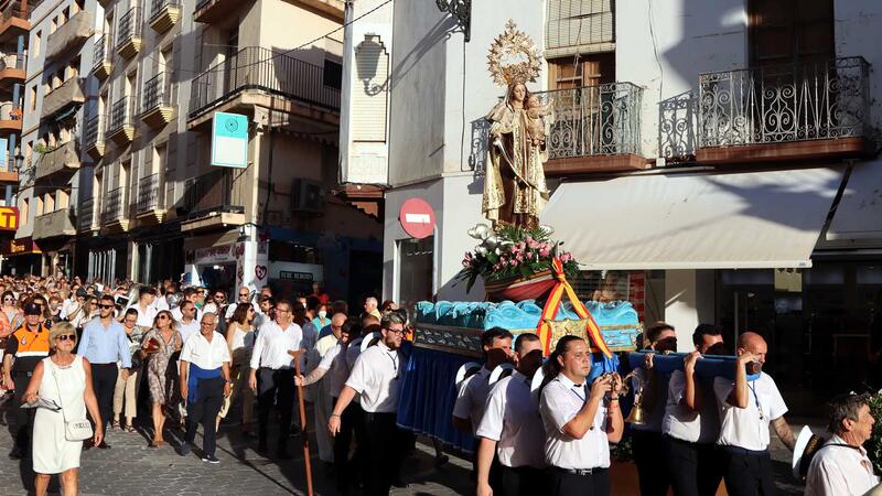 Benidorm despide las fiestas del Carmen con la procesión marinera y el verso a la Virgen
