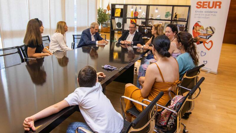 Leo, un niño de Benidorm de 8 años, recibe 3.200 euros para su terapia gracias a tapones reciclados 