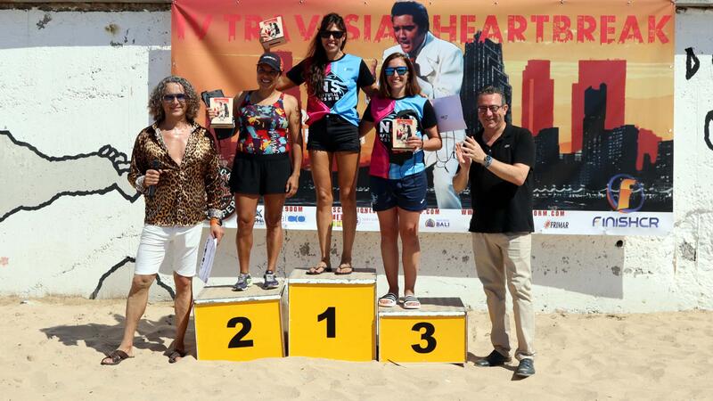 Más de 350 nadadores completan la 4ª Travesía Heartbreak Benidorm