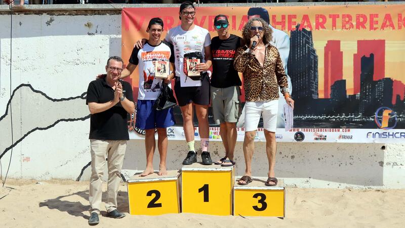 Más de 350 nadadores completan la 4ª Travesía Heartbreak Benidorm