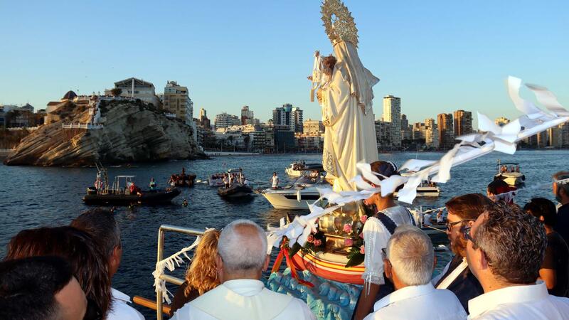 Benidorm despide las fiestas del Carmen con la procesión marinera y el verso a la Virgen