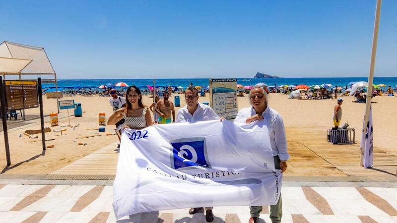 Las banderas ‘Q’ de Calidad Turística lucen ya en las playas de Benidorm 
