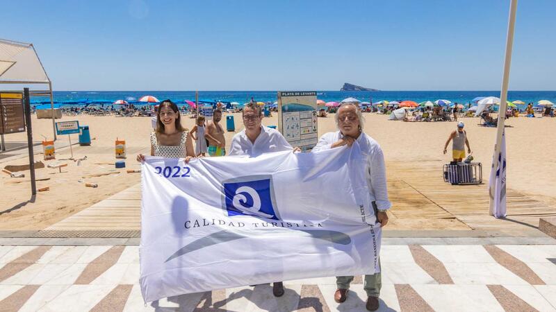 Las banderas ‘Q’ de Calidad Turística lucen ya en las playas de Benidorm 