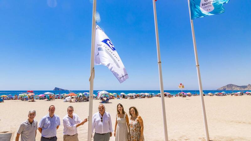 Las banderas ‘Q’ de Calidad Turística lucen ya en las playas de Benidorm 