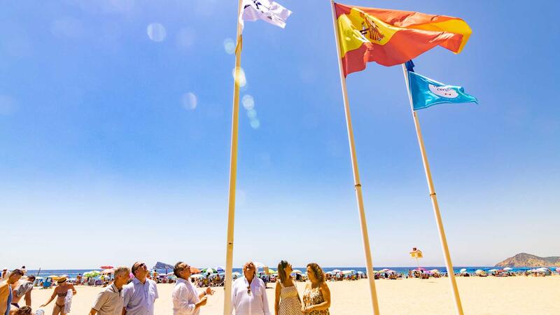 Las banderas ‘Q’ de Calidad Turística lucen ya en las playas de Benidorm 