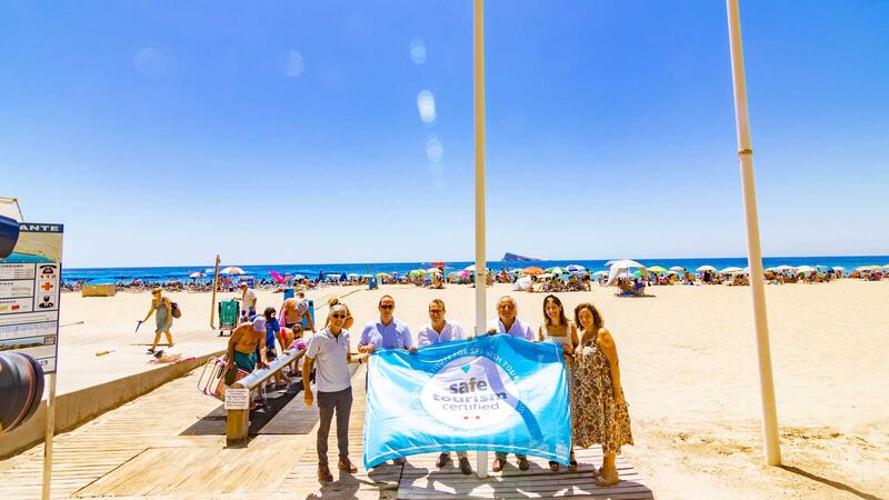 Las banderas ‘Q’ de Calidad Turística lucen ya en las playas de Benidorm 