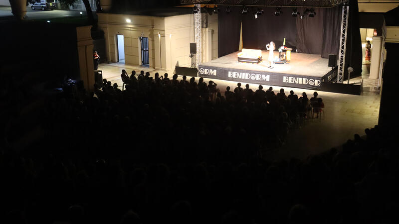 Éxito absoluto de la obra ‘Antes muerta que convicta’ en el anfiteatro Óscar Esplá