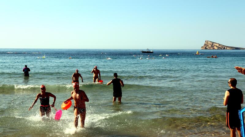 Más de 350 nadadores completan la 4ª Travesía Heartbreak Benidorm