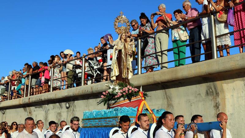 Benidorm despide las fiestas del Carmen con la procesión marinera y el verso a la Virgen