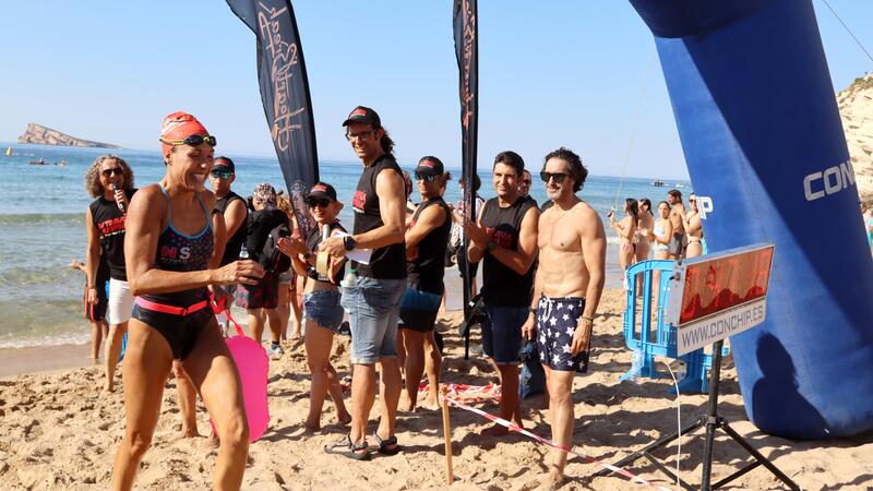 Más de 350 nadadores completan la 4ª Travesía Heartbreak Benidorm