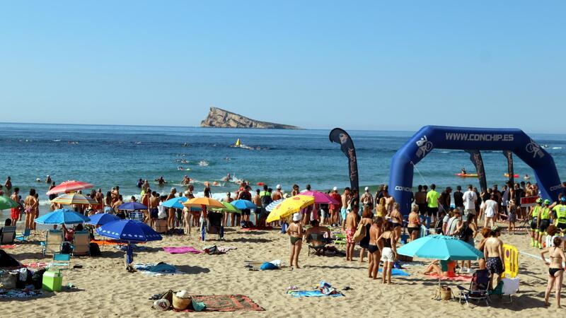 Más de 350 nadadores completan la 4ª Travesía Heartbreak Benidorm